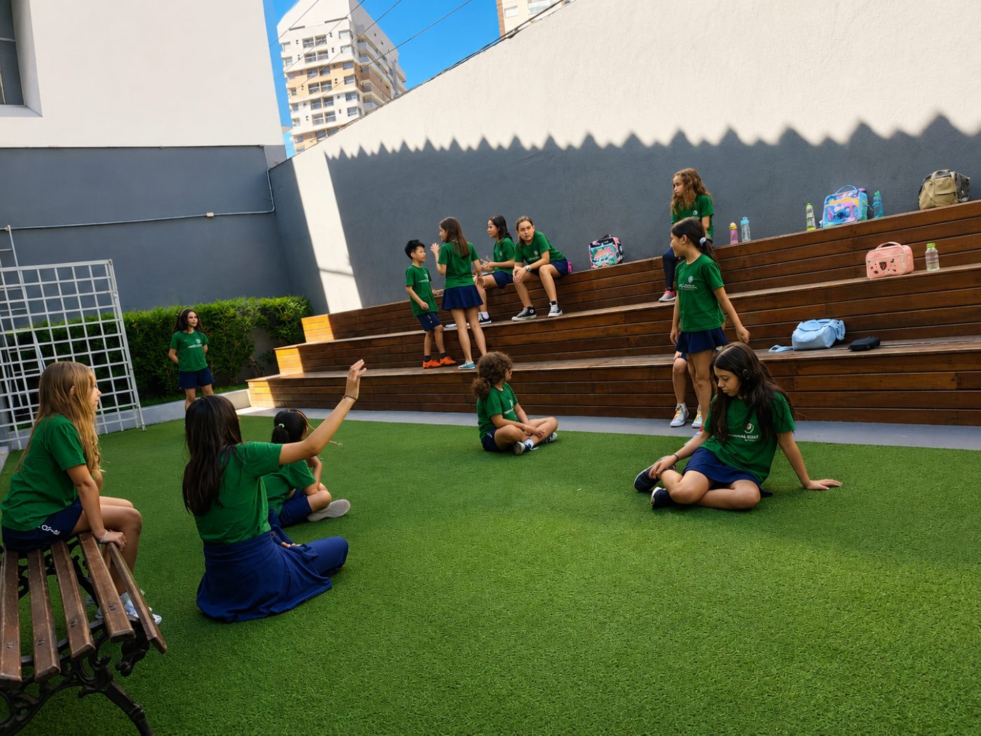 Deck externo · arquibancada de madeira e grama, atividade ao ar livre