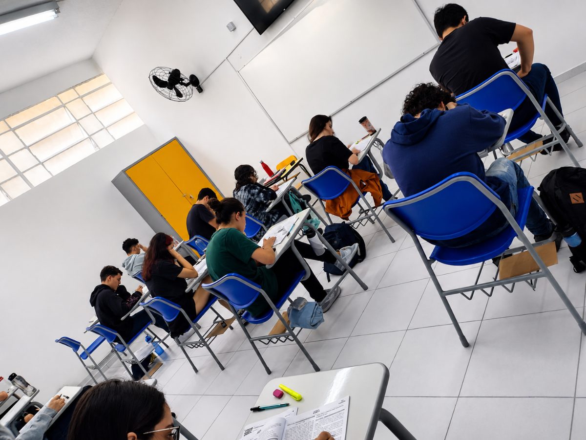 Estudantes do Ensino Médio em sala de aula