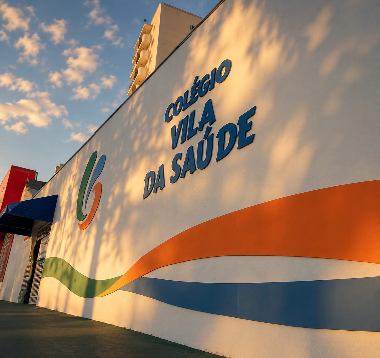 Fachada do Colégio Vila da Saúde ao entardecer